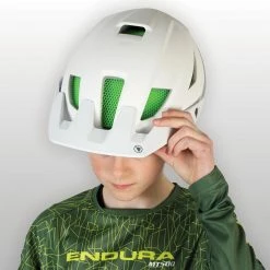 Endura MT500JR Youth Helmet -Roue Voyage Soldes Magasin Endura MT500JR Youth Helmet Helmets White SS23 E7136WH 0 1