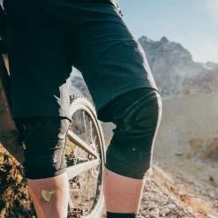 IXS Carve 2.0 Knee Guards 13 IXS Carve 2.0 Knee Guards -Roue Voyage Soldes Magasin IXS Carve 2 0 Knee Guards Knee Pads Black 2023 482 510 3420 003 XS 5