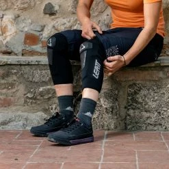 Leatt AirFlex Knee Guard Hybrid Pro 14 Leatt AirFlex Knee Guard Hybrid Pro -Roue Voyage Soldes Magasin Leatt AirFlex Knee Guard Hybrid Pro Knee Pads Black 2023 5023050850