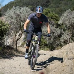 Leatt Knee Guard AirFlex Ultralite 9 Leatt Knee Guard AirFlex Ultralite -Roue Voyage Soldes Magasin Leatt Knee Guard AirFlex Ultralite Knee Pads Black 2023 5023050900 1