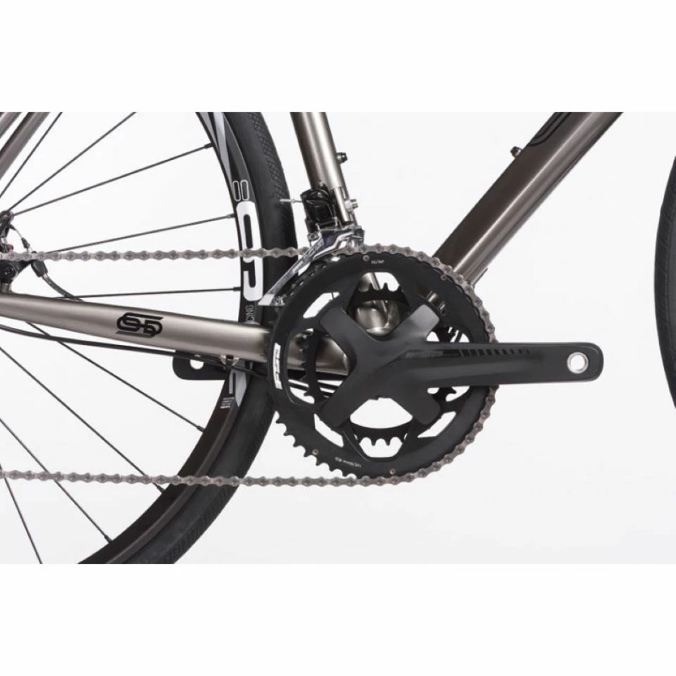 Orro Terra Gravel 105 R900 Flatbar Gravel Bike (2023) 3 Orro Terra Gravel 105 R900 Flatbar Gravel Bike (2023) – Image 3