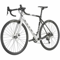 Vitus Energie EVO Apex Cyclocross Bike 18 Vitus Energie EVO Apex Cyclocross Bike -Roue Voyage Soldes Magasin Vitus Energie EVO Apex Cyclocross Bike Cyclocross Bikes Silver 2023 VEEVOAPX23S 1
